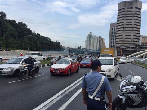 Kerap kali kita mengeluh apabila tersekat di dalam kesesakan lalu lintas atau jalan raya ketika hendak pergi kerja mahupun pulang dari tempat kerja. Kesesakan Luar Biasa Akibat Kereta Masuk Sungai - MYNEWSHUB