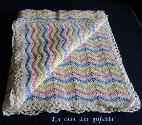Copertina di cotone all'uncinetto per carrozzina. Copertina realizzata all'uncinetto con motivo a zig-zag in ...