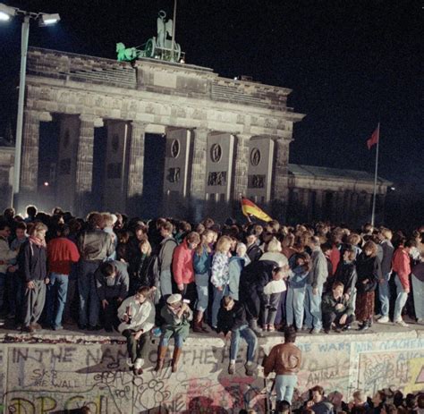 Zum beispiel konnten die menschen in der ddr nicht unterschiedliche parteien wählen. 9. November 1989: Fernsehkritik „Bornholmer Straße" - WELT