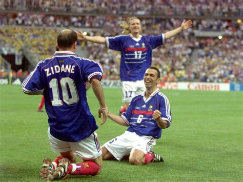 On se rappelle tous de cette séquence culte de jacques chirac venu soutenir l'équipe de france lors de la finale de la coupe du monde de football au stade de france le 12 juillet 1998. France - Brésil 1998 - Pour l'éternité - Photo et Tableau ...