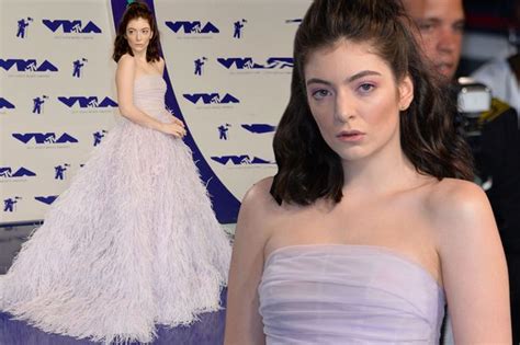 lorde performs bizarre interpretive dance at mtv vmas after flu robs her of her voice mirror