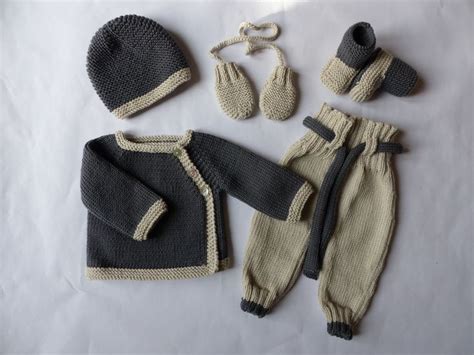 Pour un petit garçon, la brassière peut avoir une forme croisée ou une ouverture à l'avant. Trousseau naissance/bébé garçon, brassière, pantalon ...