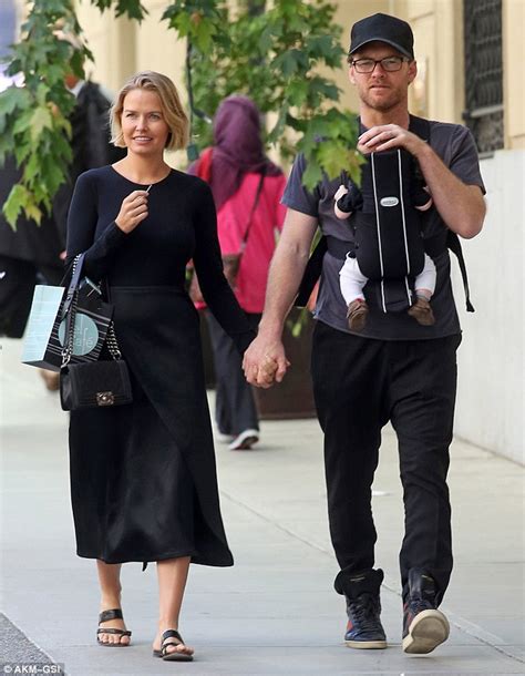 Lara Bingle Shows Off Post Pregnancy Figure After Son Rocket Zots Birth Daily Mail Online