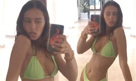 Jude S Daughter Iris Law Shows Off Figure In Lime Green Bikini Daily