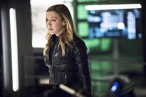 Arrow Katie Cassidy Joins The Flash Legends In New Deal
