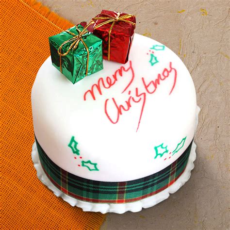 My most used recipe for the base of a cake decorated with fondant. Christmas Presents Fondant Cake | Winni