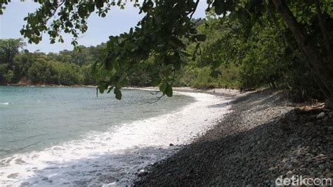 Lokasi teluk biru berada di dekat rumah admin, yaitu di muncar banyuwangi di balik semenanjung sembulungan, teluk ini masih masuk di kawasan taman nasional alas purwo. Pesona Pantai Teluk Ijo Banyuwangi