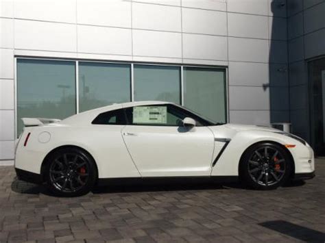 Photo Image Gallery And Touchup Paint Nissan Gtr In Pearl White Qab