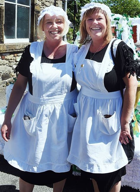 Two Maids In Their Aprons Grembiuli