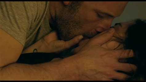 Vic Ben Affleck And Melinda Ana De Armas Kissing Scene Deep Water