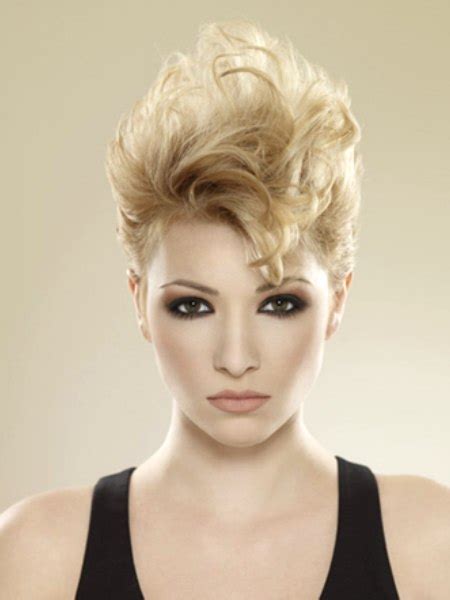 Short Blonde Haircut For Women And Looks For The Offfice