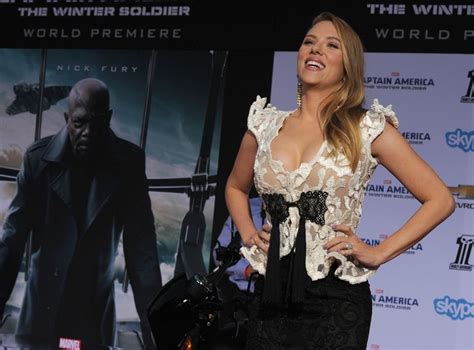 Scarlett Johansson Pregnant Actress Debuts Bump At Premiere After