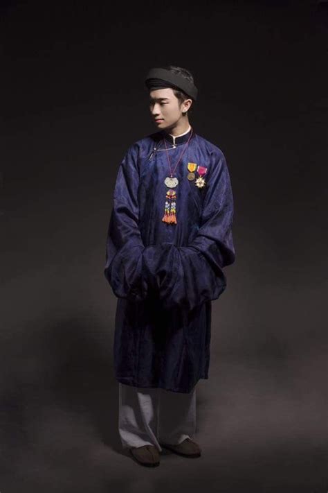 Cái tên áo tấc xuất phát từ phần viền áo rộng đúng 1 tấc (4 cm). Việt phục thời Nguyễn: áo Ngũ thân tay thụng / áo Tấc ...