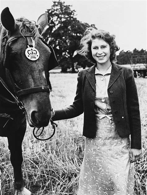 35 vintage photos of queen elizabeth as a young girl. The Queen - Interests (With images) | Princess elizabeth ...