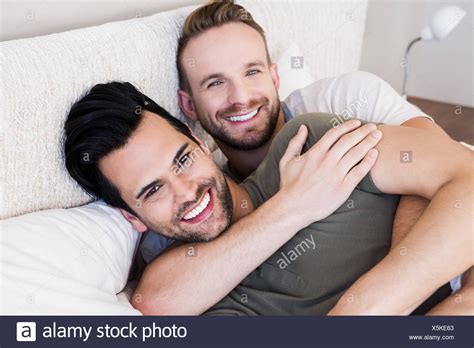 Ich weiß, dass ich den rohrstock, die tawse und alle gängigen schlaginstrumente aushalte. Glückliche Schwule paar auf Bett liegend Stockfotografie ...