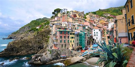 The weather in cinque terre is mild throughout most of the year, with the warmest temperatures occuring during late summer in july and august. What is the weather like in Cinque Terre? - ArtViva