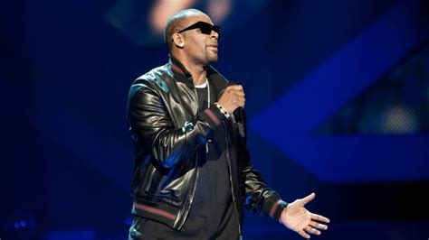 Robert sylvester kelly (born january 8, 1967) is an american singer, songwriter, record producer, and philanthropist. R. Kelly niet op borgtocht vrij | RTL Nieuws