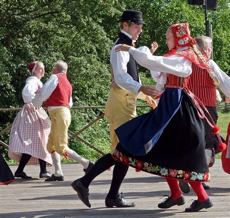 Woroni Tradition En Suisse Danse Et Costume Swiss Traditions Dance