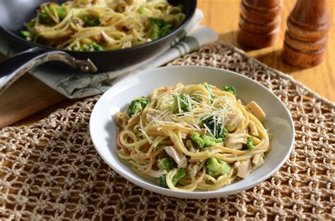 This cheesy broccoli chicken skillet is fast, easy, and delicious. Cheesy Chicken Skillet Spaghetti | Golden Grain Pasta