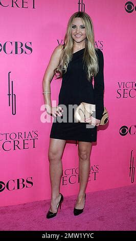 L actrice Amanda Bynes apparaît sur le tapis rose Secret Fashion Show de Victoria à l hôtel