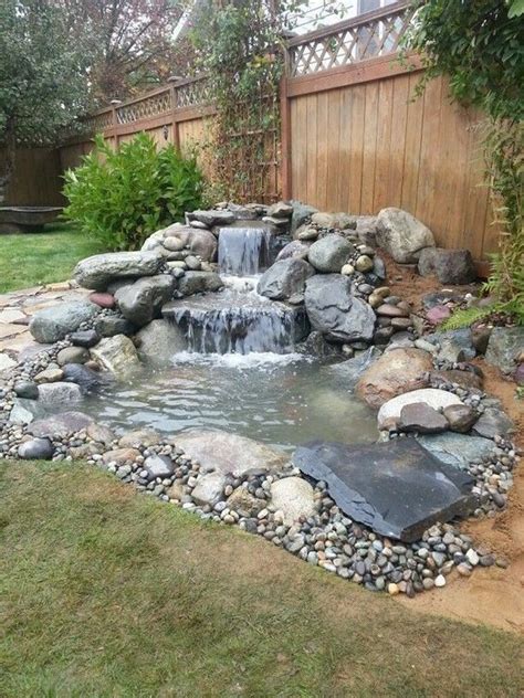 Pour y parvenir, la bâche doit venir mourir en pente douce sur tout le pourtour. bassin avec cascade | Aménagement jardin bassin, Bassin de ...