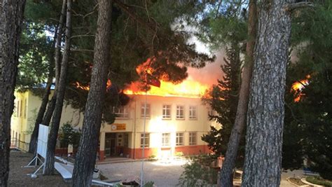 Edinilen bilgiye göre, yangın saat 13.00 sıralarında aksu ilçesinin yurtpınar mahallesi'nde meydana. Antalya'da lisede yangın