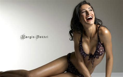 2880x1800 Resolution Nargis Fakhri Sexy Bikini Wallpapers Macbook Pro Retina Wallpaper