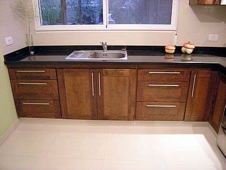 La piedra también suele intervenir en gran medida en los diseños de interiores rústicos. Amoblamiento de cocina en madera de cedro macizo combinado ...