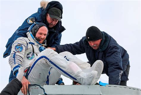 In den vergangenen monaten gab es an der außenhülle der station mehrere lecks, die die raumfahrer. Drei Raumfahrer mit reparierter Raumkapsel von der ISS ...