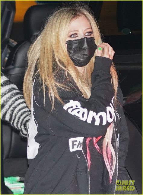 Avril Lavigne And Mod Sun Hold Hands While Out On Date Night Photo 4536841 Avril Lavigne Photos