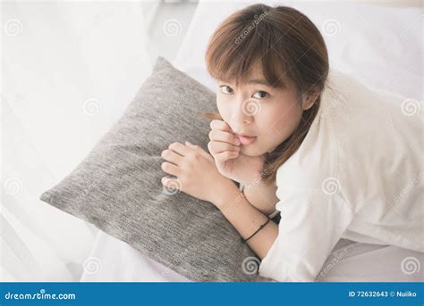 Portret Van Een Tiener In Het Bed Met Venster Stock Afbeelding Image
