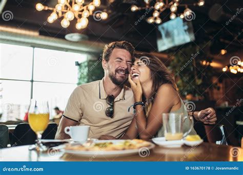 Una Pareja Feliz Comiendo Pizza En Un Restaurante Foto De Archivo Imagen De Familia Amor