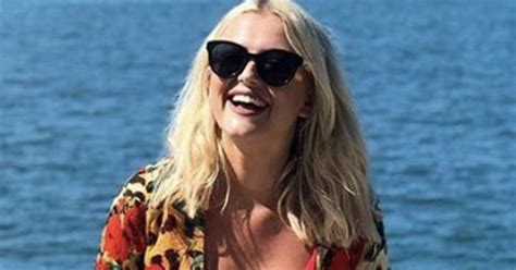 Corries Lucy Fallon Strips Down For Steamy Hot Tub Reveal ‘out Of