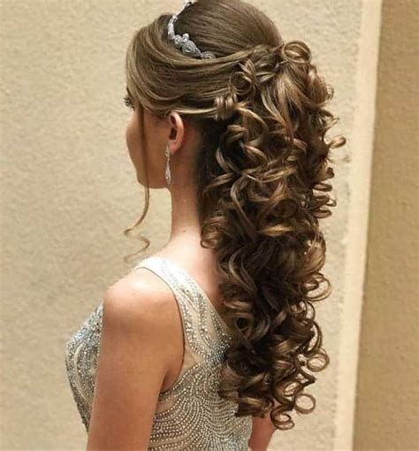 20 Cute Dama Hairstyles For Quinceaneras