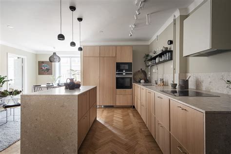 A Greige Home With Oak Kitchen Cabinets And A Minimal Bedroom Coco