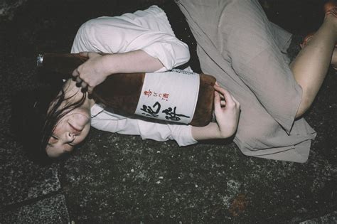 忘年会シーズン 泥酔して一升瓶を抱きながら路上で寝てしまった女性の無料写真素材 Id16391｜ぱくたそ