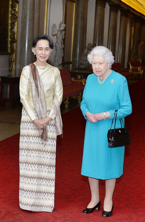 Queen Elizabeth Ii Greets Burmas De Facto Leader Aung San Suu Kyi