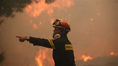 Η φωτιά είναι προς την δική μας την πλευρά και έχει φτάσει στη λεωφ. Φωτιά τώρα κοντά στη Πεντέλη | Pagenews.gr