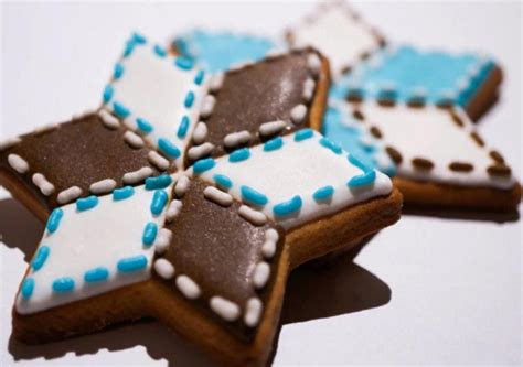 Cookie decorating is supposed to be a joyous celebration. How to decorate a Christmas star with royal icing - Cookie ...