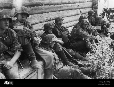 Zweiter Weltkrieg Deutsche Waffen Ss In Aktion Stockfotografie Alamy