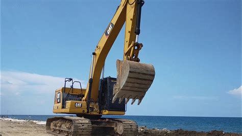 Operator Beko Membuat Jalan Di Tepi Laut Excavator Beko Alat Berat
