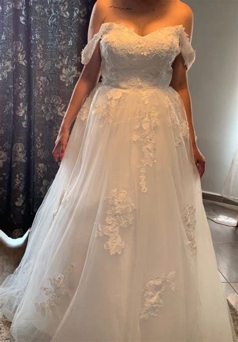 Macys is proof that you don't have to compromise quality when buying an affordable wedding dress. Wedding Dresses 2019 Off the Shoulder Appliques A Line ...