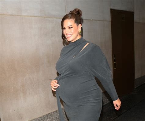 ashley graham goes full nude shares intimate pregnancy home birth and breastfeeding photos [video]
