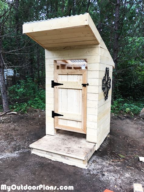 Diy Simple Outhouse Myoutdoorplans Free Woodworking Plans And