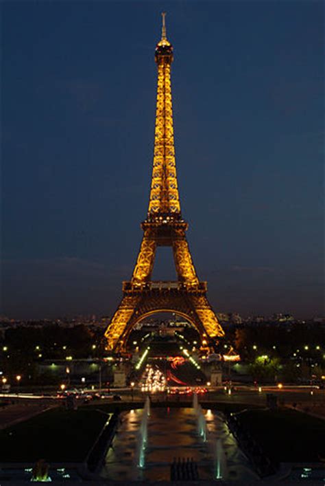 البرج من أهم معالم باريس وبتلاقيه مطبوع ع التي شيرتات والسوفينير والبطاقات البريدية. معلومات عن برج ايفل في باريس و صور