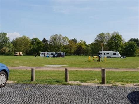 Maldon Promenade Park: A traveller encampment has set up in one of
