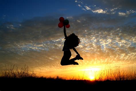 무료 이미지 수평선 실루엣 소녀 태양 해돋이 일몰 햇빛 아침 점프하는 황혼 저녁 빨간 비행 그림자