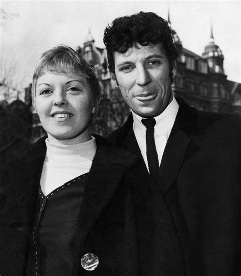 Tom Jones Wife Is Tom Jones Dating Now Has Star Moved On From