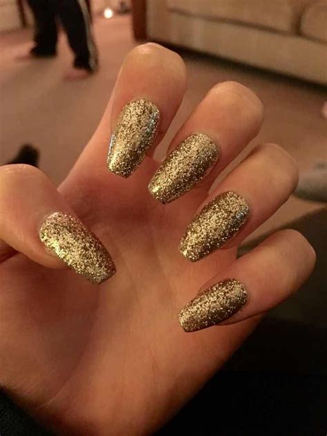Sin embargo, si eres una persona previsora y haces tu pedido con más de 24 horas de antelación tus rosas se enviarán directamente desde nuestro centro logístico y el arreglo será. 20+ uñas color dorado que te encantarán | Uñas color ...