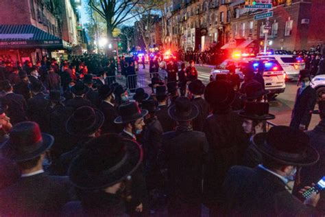 New York Police Break Up Massive Crowd At Rabbis Funeral That Defied Virus Shutdown The Jim